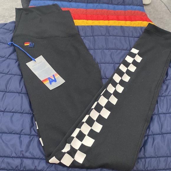 FULL LENGTH HI-RISE WHITE CHECKERBOARD LEGGINGS - Picture 4 of 5